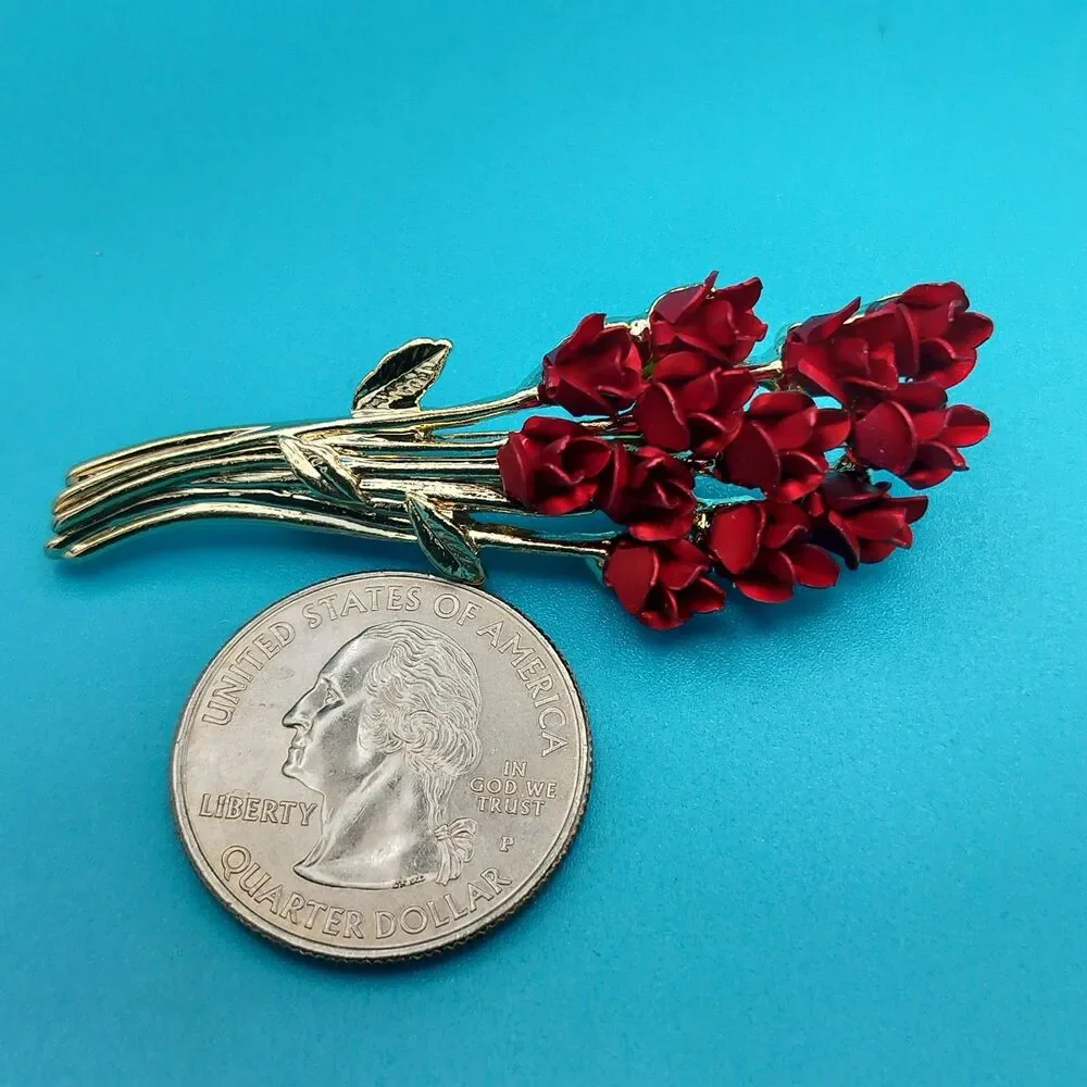 Vintage DM 97 Red Rose Bouquet Brooch Pin Gold Tone Floral Lapel Jewelry